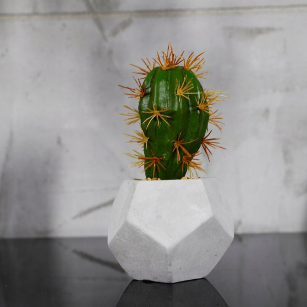 Sztuczny kaktus dekoracyjny w szarej doniczce 3