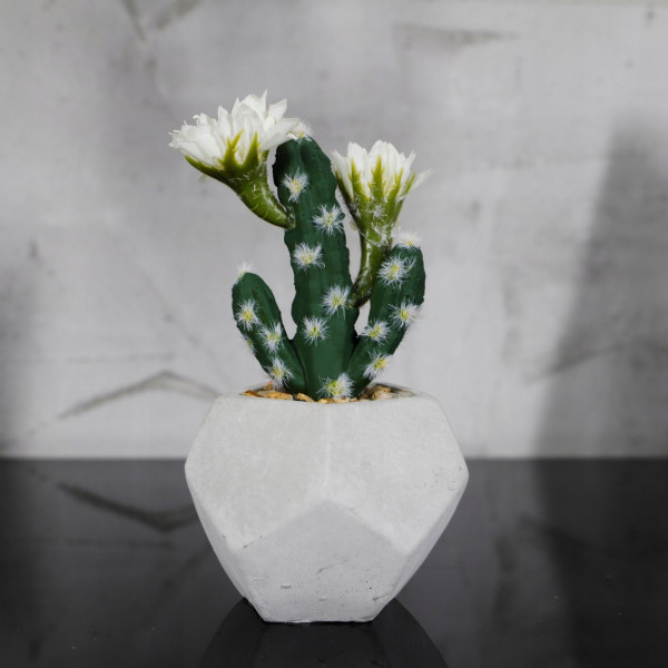 Sztuczny kaktus ozdobny w szarej doniczce 1